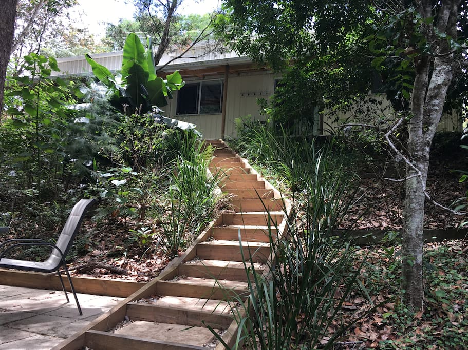 Steps down to lower platform from deck area