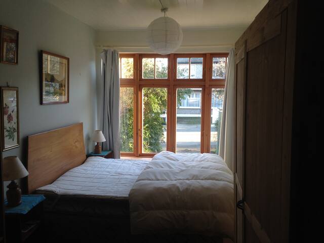 Large bright ensuite double room