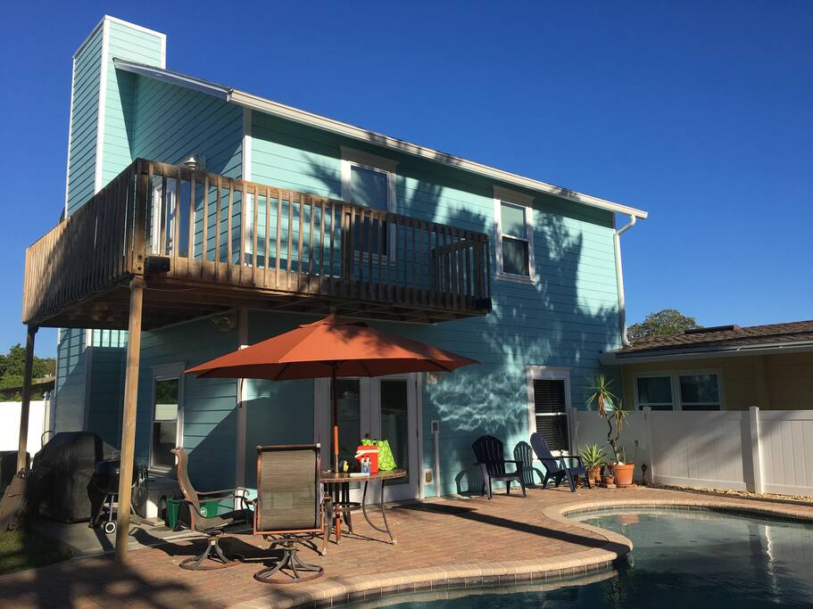 Toddler Shallow 1 ft deep sunbathing area of pool with steps descending into pool.
Great for small children to cool off in a shallow area.
