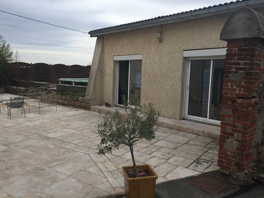 les portes fenêtres de vos chambres en face de notre maison