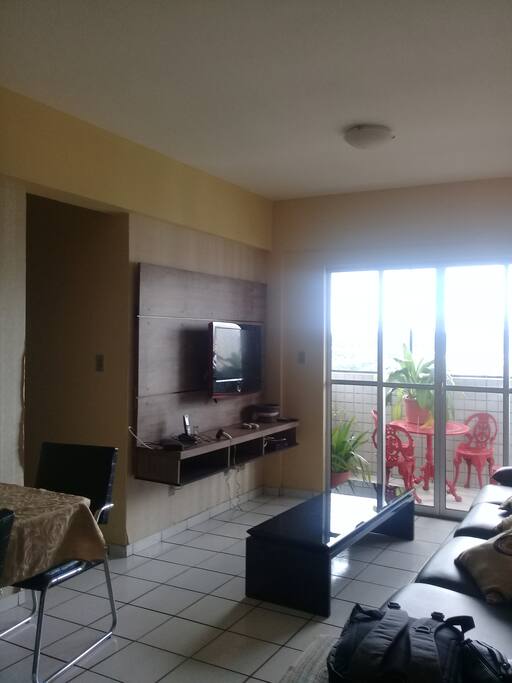 Sala com TV wi-fi e sacada