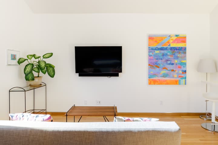 Artist's Guesthouse With A Charming Garden Patio - Los Angeles, CA