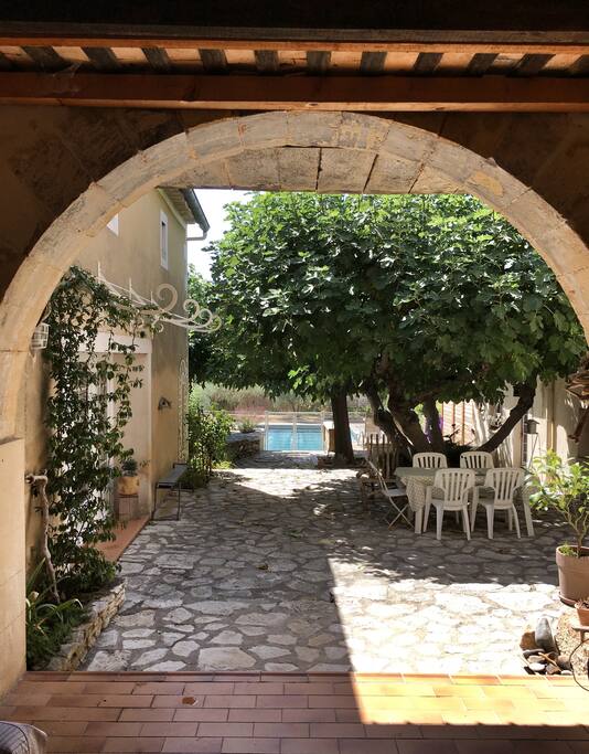 Bienvenue à Font Vieille. La cour principale et son figuier centenaire vous accueillent. L'entrée à votre logement se situe sur la gauche sous la tonnelle.