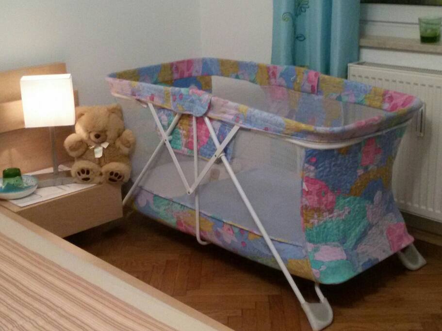 REISEGITTERBETT vorhanden