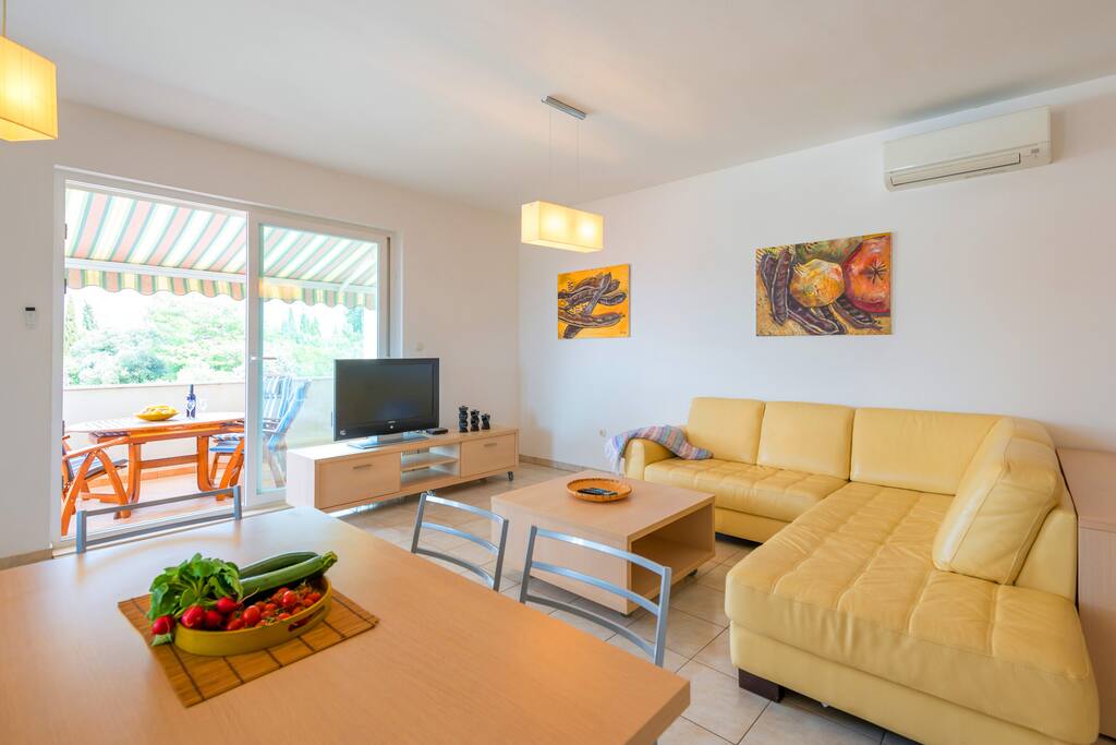 Spacious and comfortable apartment ideal for large families. Free Wi-FI, Sat.TV and A/C
