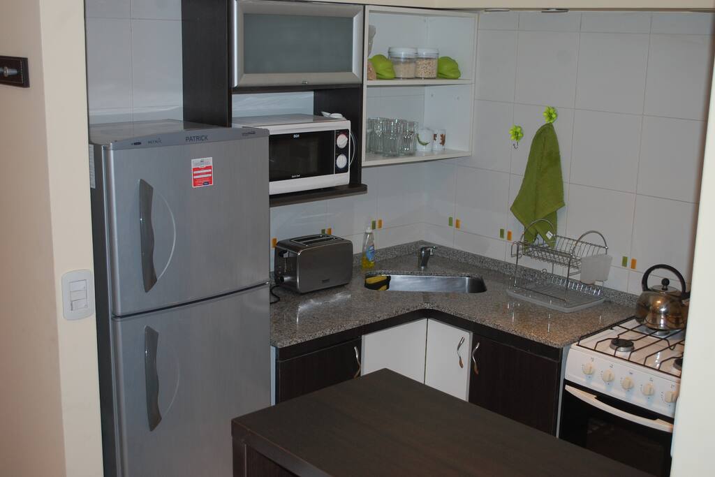 Cocina equipada completa (horno, heladera, microondas, tostadora, etc)