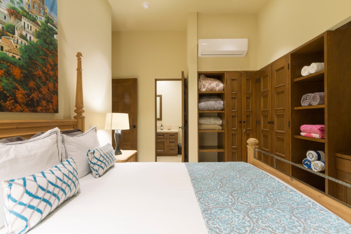 舒适的第二间卧室，配有电视台，可直接使用第二间卫生间 