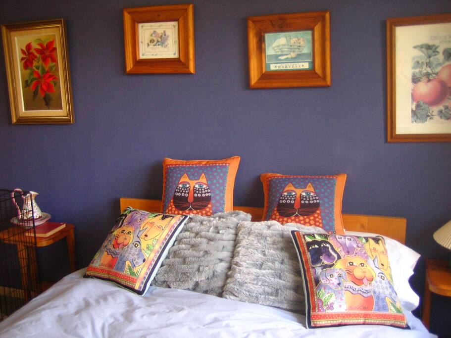 Bedroom with Queen bed