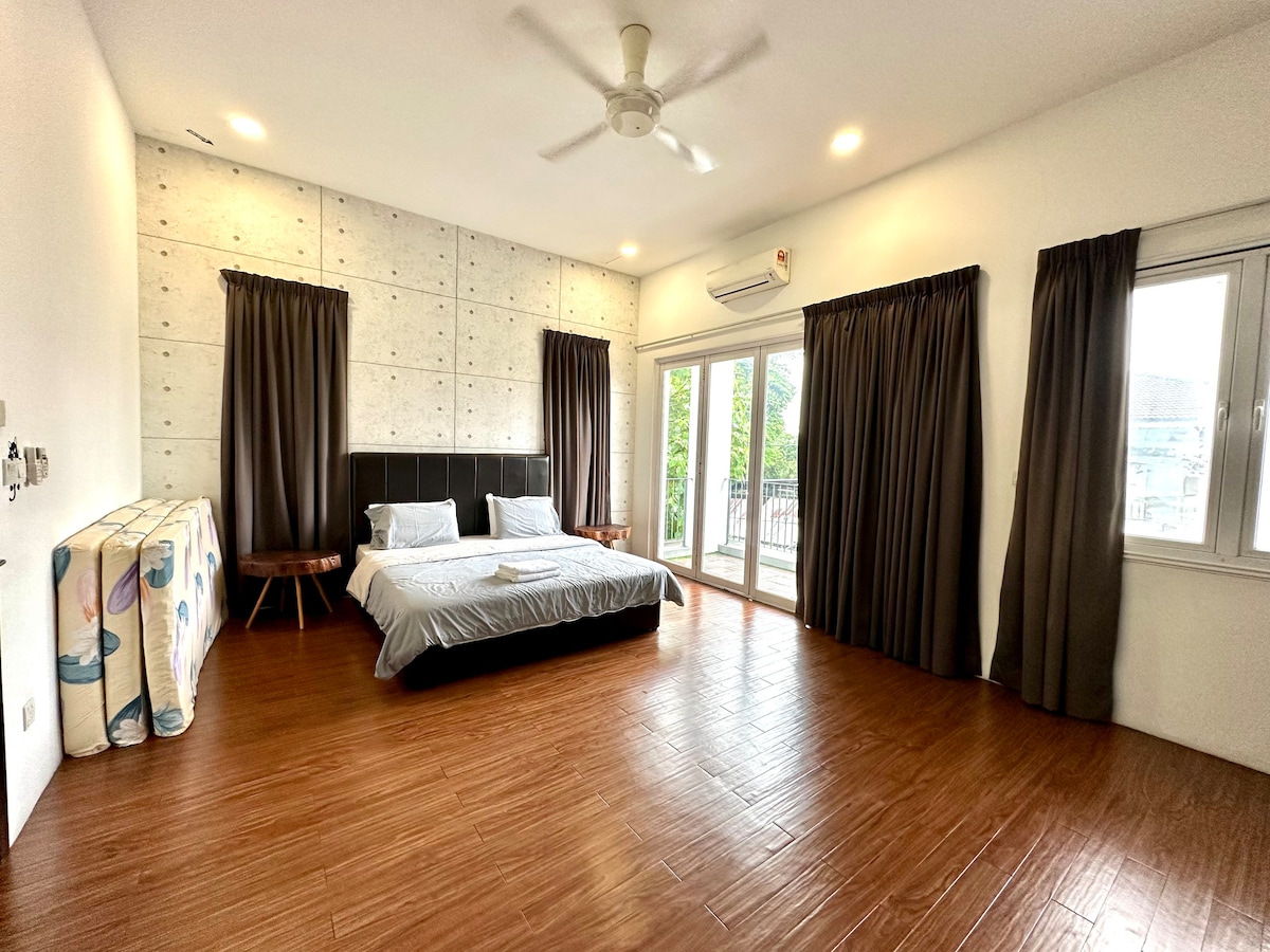 მე-2 სართულის
საძინებელი 2 დიდი ზომის საწოლით 