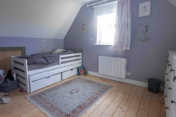 الغرفة الثانية، بناتنا. يمكن أن يكون سريرها مفتوحًا حتى تحصل على سريرين مفردين. فسيحة والكثير من الألعاب والكتب للأطفال. إطلالة على FAB. 
يحتوي على حمام خاص به سيتم تجديده بعد عيد الميلاد. قديم بعض الشيء ولكن لديه مراحيض ومغسلة خاصة به. 