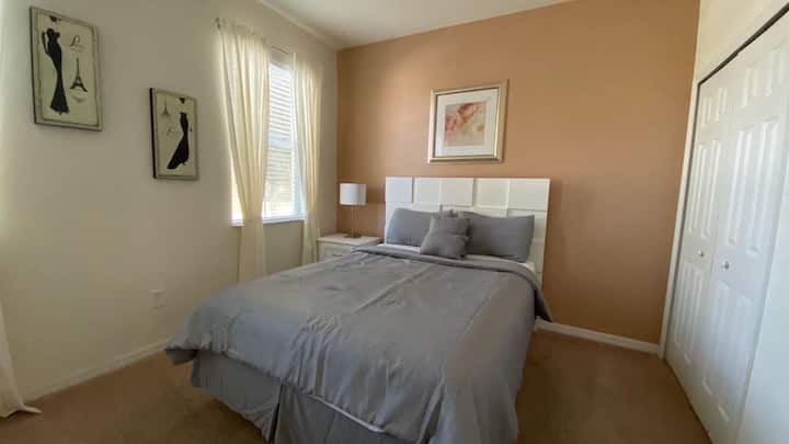 位于房子的楼下。