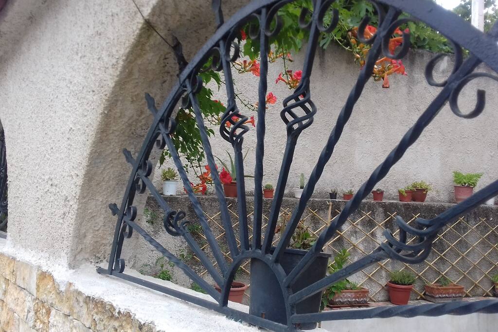 Il cortile visto dall'esterno