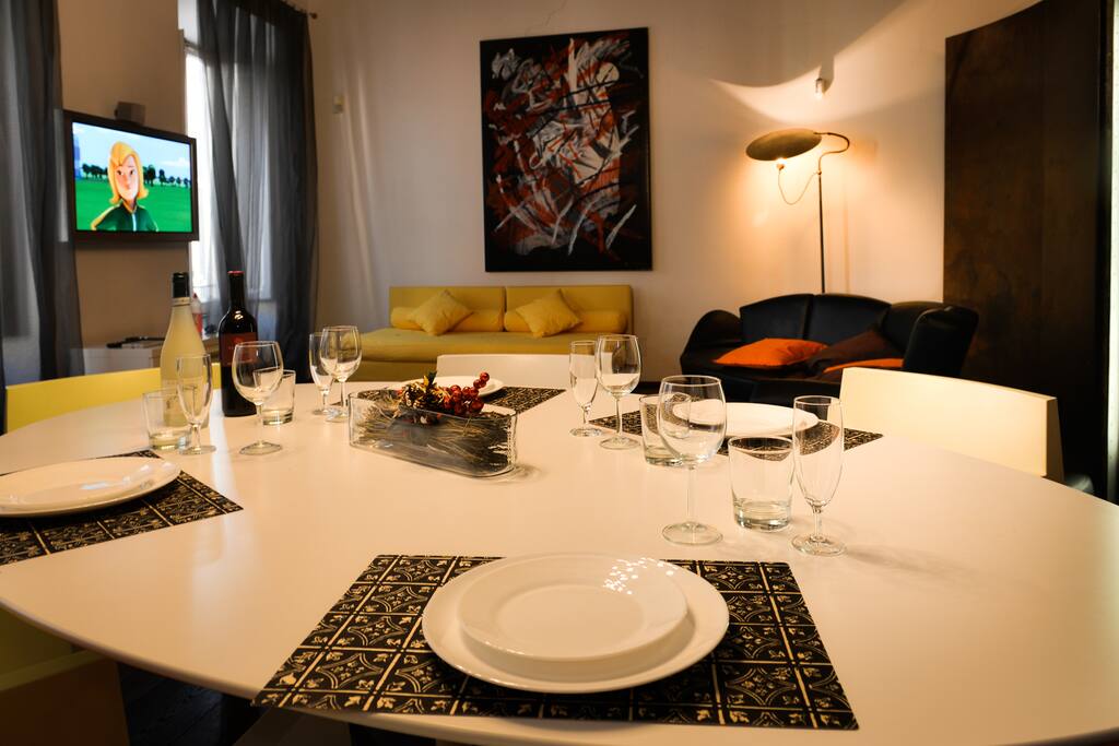 Brand new furniture and recently renovated apartment in heart of Rome - Trevi fountain just 30 seconds away! TV with Netflix, comfortably sleeps 6 adults - lots of extra towels, pillows, blankets. Washer + drier. Fast Wifi!