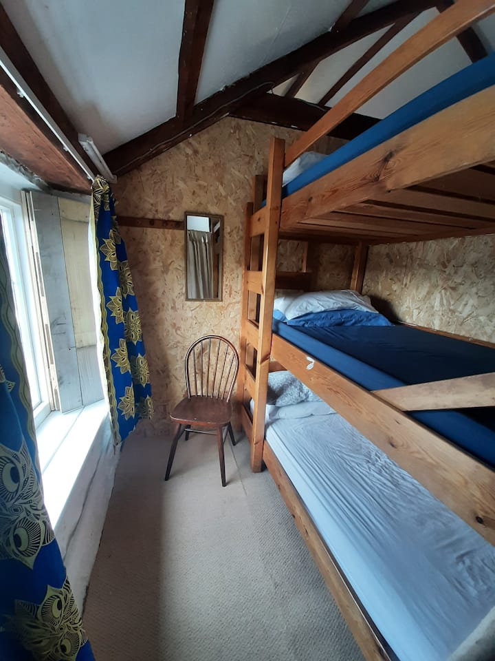 אז המעונות מופרדים על ידי קירות מחיצה בגובה מטר. 'החדר' הזה הוא 3 מיטות.