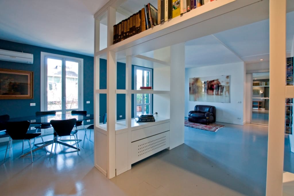 entrance and large table, seats for up to 8 pax