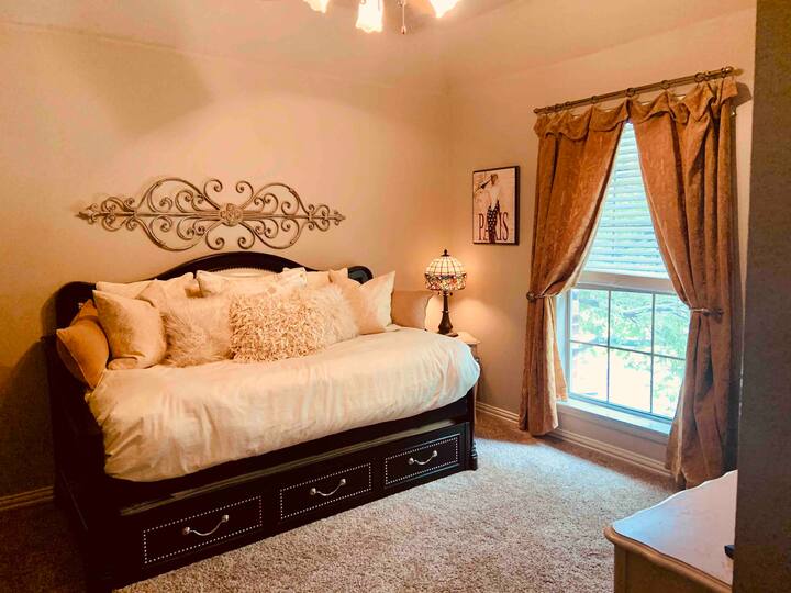 Chumba cha kulala cha 2 kina vitanda 2 vya mapacha, ambapo kimoja ni cha kukunjwa ili kuhifadhiwa wakati hakitumiki ili kupata nafasi ya ziada sakafuni