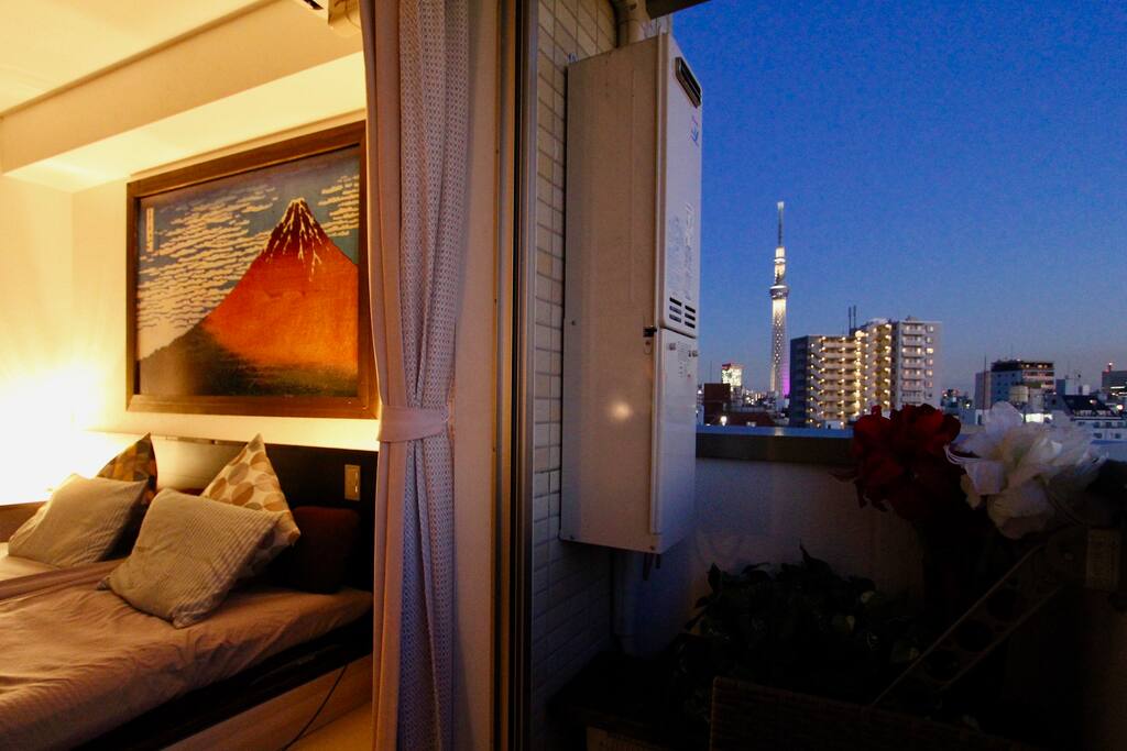 You can see Tokyo Sky Tree from the Wood deck balcony (7th Floor). you can smoke at the balcony.