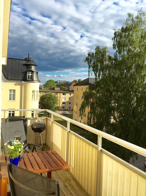 Balkong med sol em/kväll.
