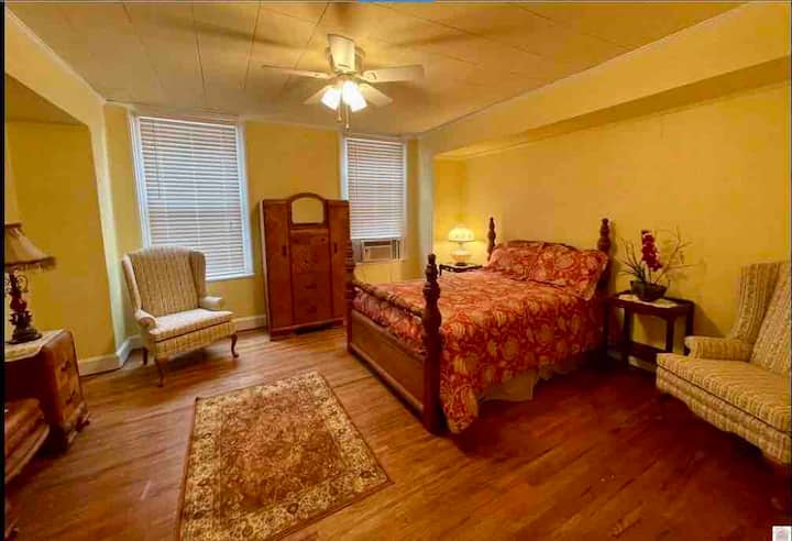 ห้องนอนชั้นบนพร้อมเตียงขนาดใหญ่  ห้องน้ำชั้นบนใช้งานไม่ได้เนื่องจากท่อเหล็กหล่อล้มเหลว  ผู้ที่ใช้ห้องนี้จะต้องใช้ห้องน้ำชั้นล่าง  น่าจะดีกว่าสำหรับคนที่อายุน้อยกว่า  