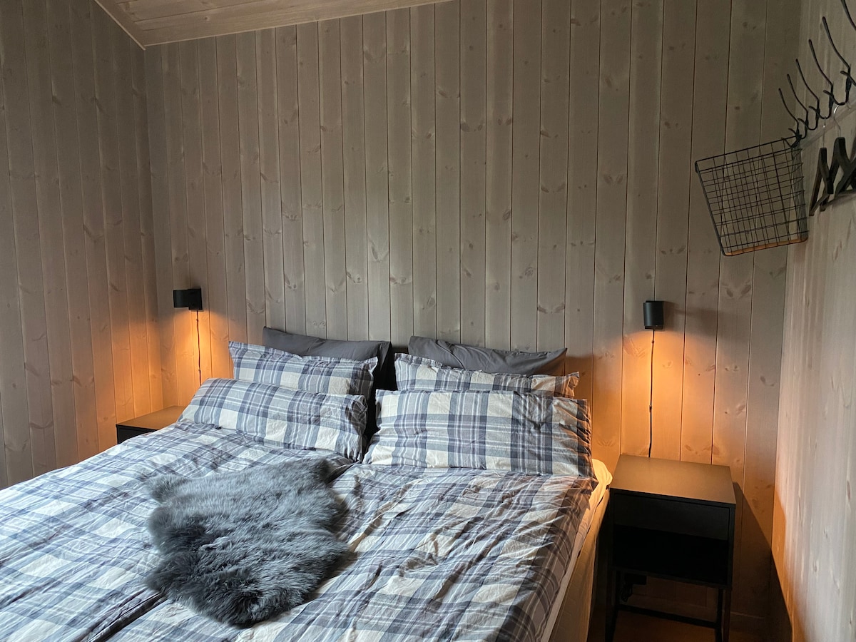 Slaapkamer 1  bevat een groot tweepersoonsbed van 200x180 cm (boxspring). Beddengoed wordt niet verstrekt, dus het moet door de gasten worden meegebracht.