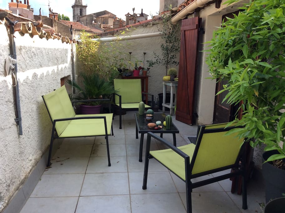 Le terrasse côté salon agréable pour se reposer.