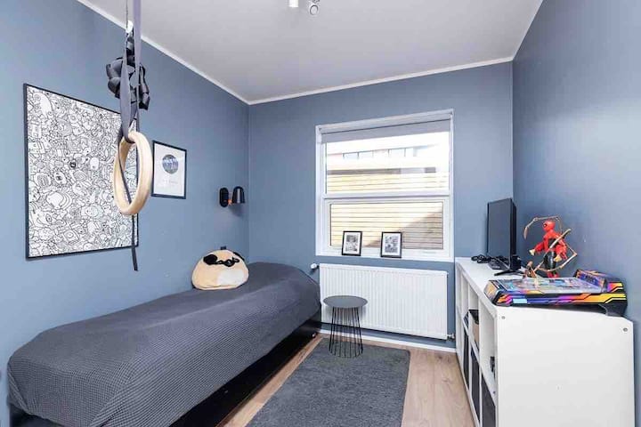 Quarto para crianças com cama de solteiro.
