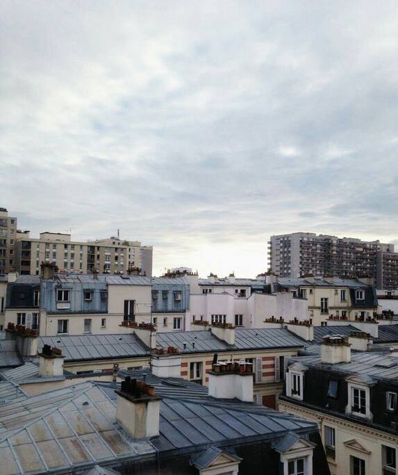 Jolie vue des toits de Paris depuis la chambre.