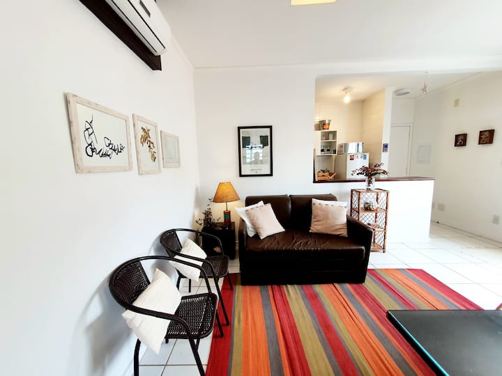 Pamje e dhomës së ndenjjes dhe kuzhinës, nga dera deri te fjetorja 