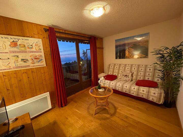 Chumba cha 2 cha kulala katika sofa / sebule na TV 