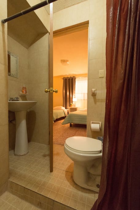 La habitación cuenta con baño completo privado.
