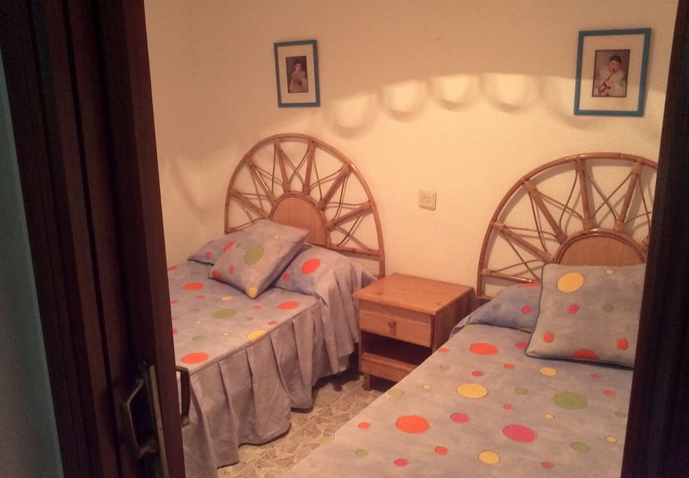 Habitación con 2 camas de cuerpo y medio