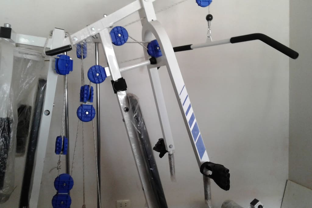 Gimnasio con aparatos diversos