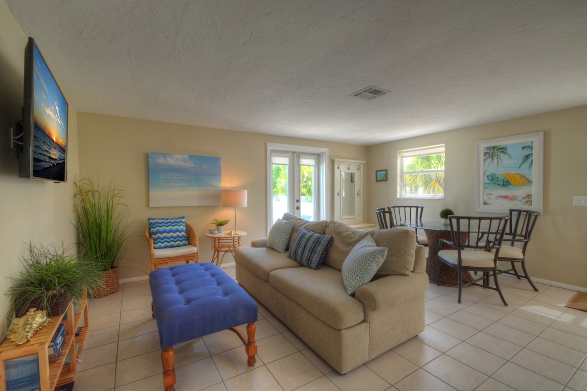 Rozťahovací gauč a jedálenský priestor