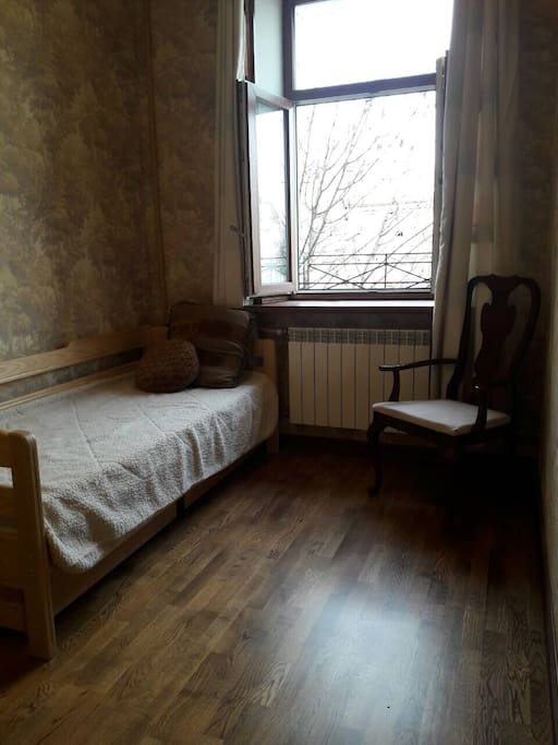 Single bedroom with a single bed (190x80)
