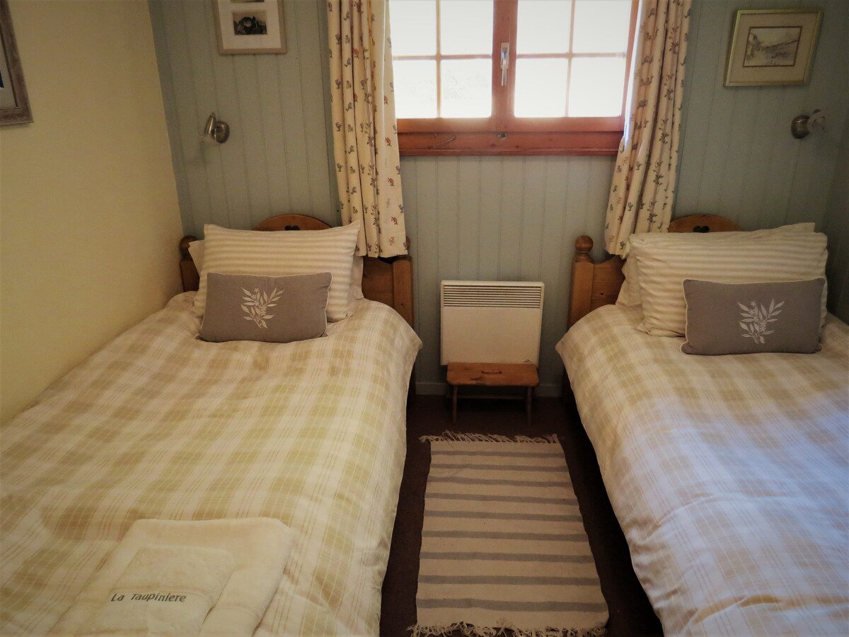 Dvokrevetna soba s prozorom u vrt