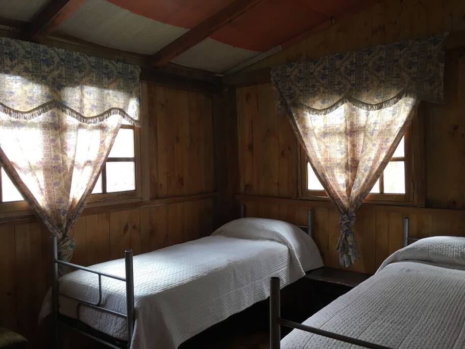 Dormitorio de 2 camas de la cabaña de madera, ideal para niños...