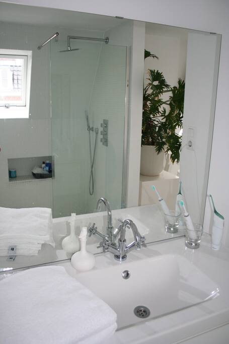 Slaapkamer geeft u een gevoel te verblijven in een hotelsuite met een badkamer en walk in closet in de slaapkamer.