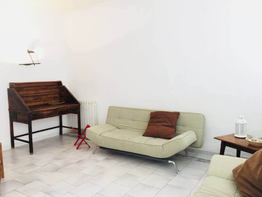 Ingresso nel soggiorno con divani letto e televisione - Entrance in living room with sofas bed and television