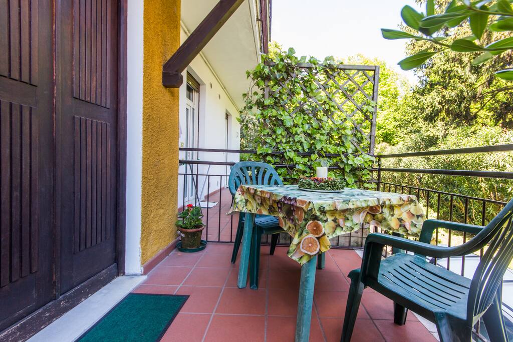 Terrazza ed entrata/Terrace and Entrance