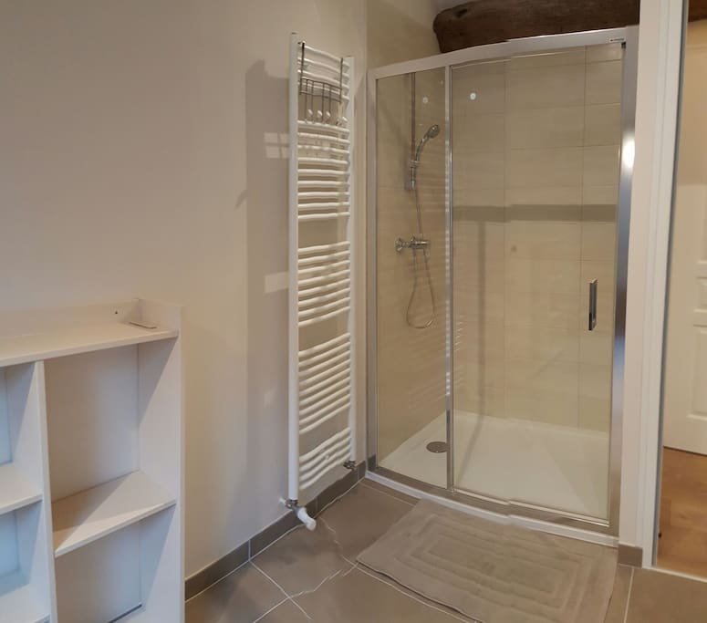 Salle de bain étage avec douche et équipements pour bébé, table à langer