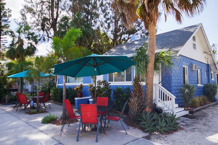 Studio in Cozy Cottage Steps from the Beach