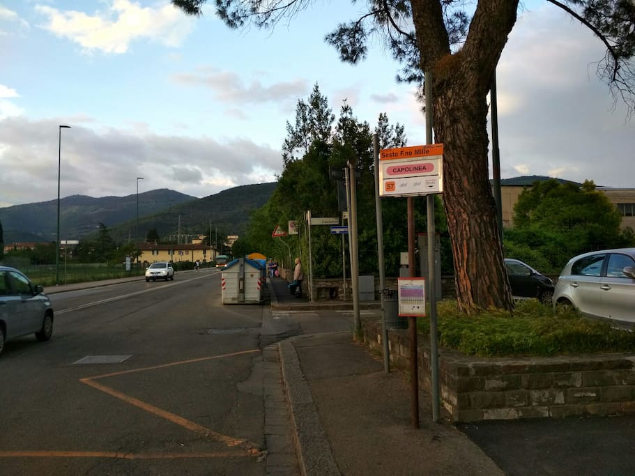 Fermata autobus, dietro casa, con vista all'orizzonte di monte Morello.(Sesto Fiorentino)