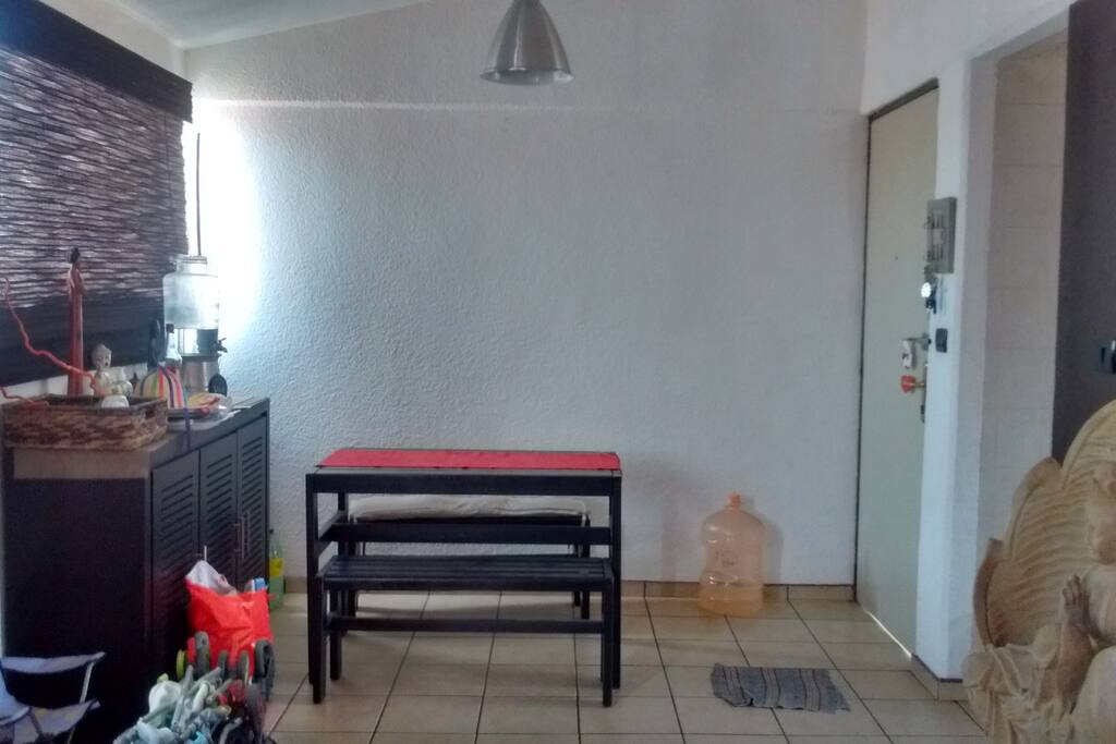 Tiene una pequeña mesa para tomar alimentos