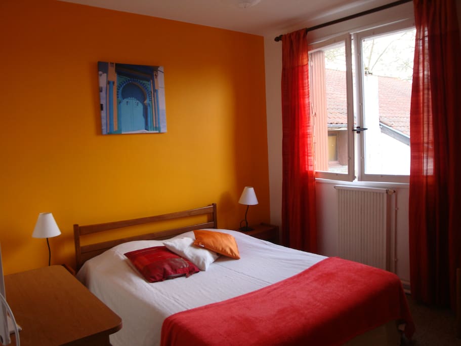 chambre lit 140 cm très ensoleillée