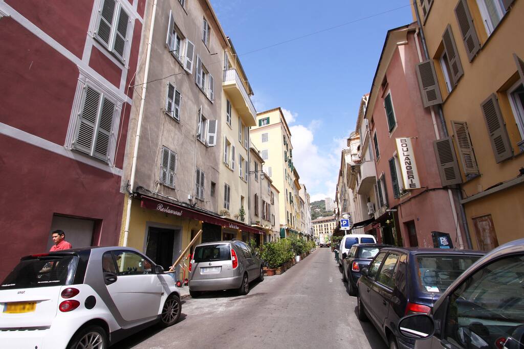 rue de l'appartement, très animée