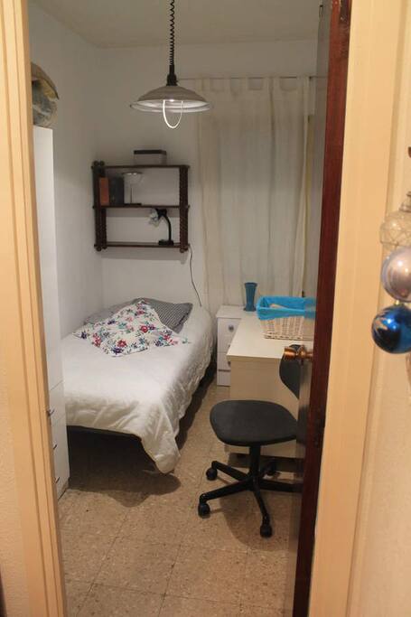 Dormitorio interior con luz