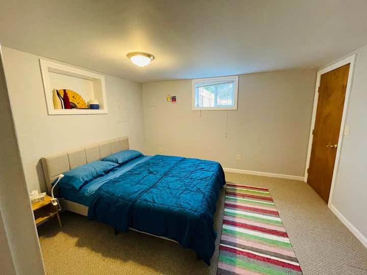 Cama tamaño queen, sábanas y mantas adicionales.