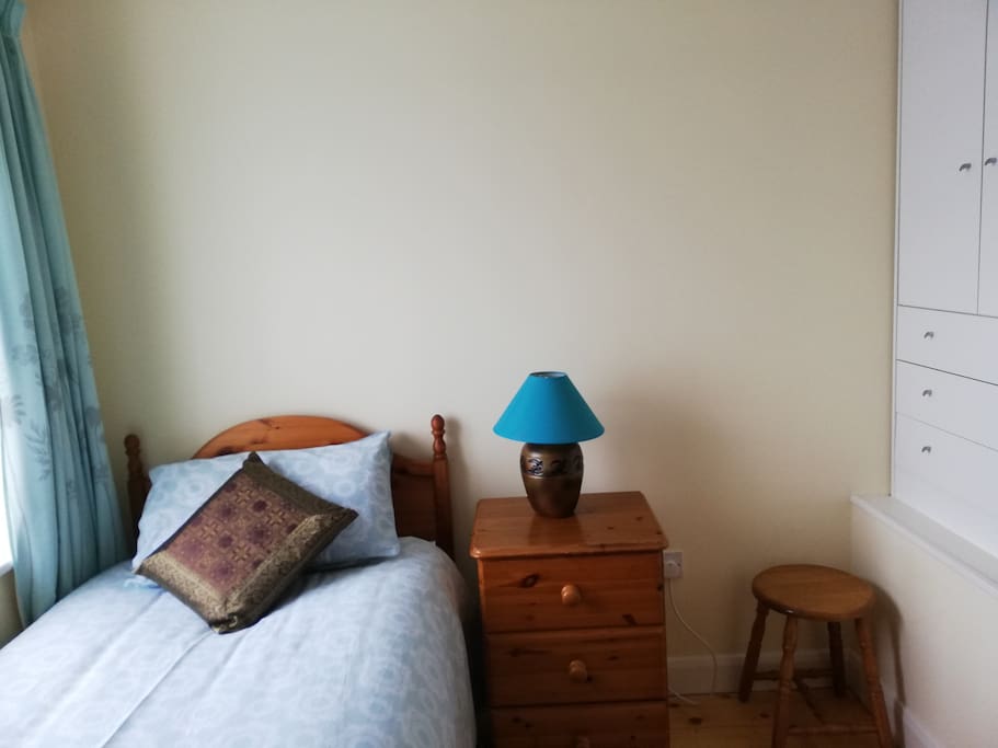 Single cosy bedroom