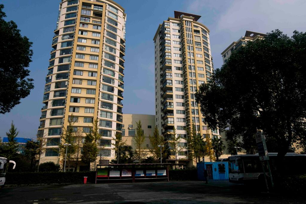 比邻商业中心,乐购班车直达