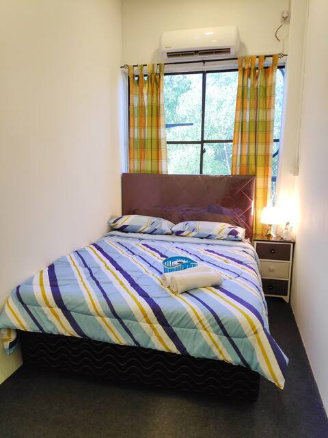 EZ Lodgings - Cozy room with queen bed in Gadong